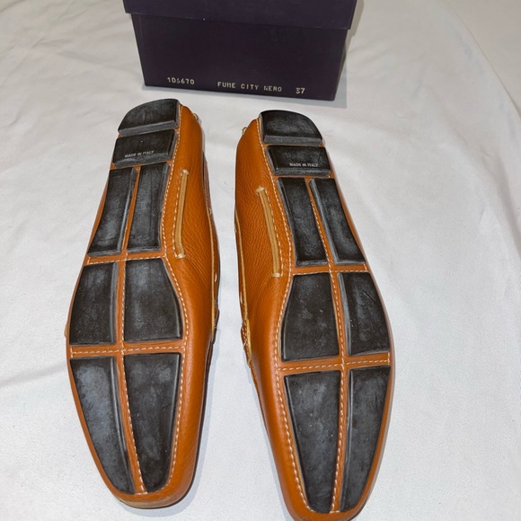 Vintage Prada loafer with rubber sole. Brown soft leather with buckle detailing - Picture 2 of 7